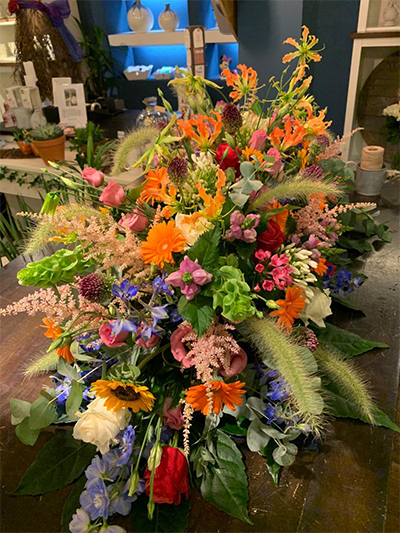 Stichting Happy Flower Boeket oranje met pluimen